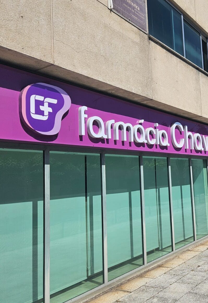 Marcas 3D e logótipo iluminados da Farmácia Chaves Ferreira.