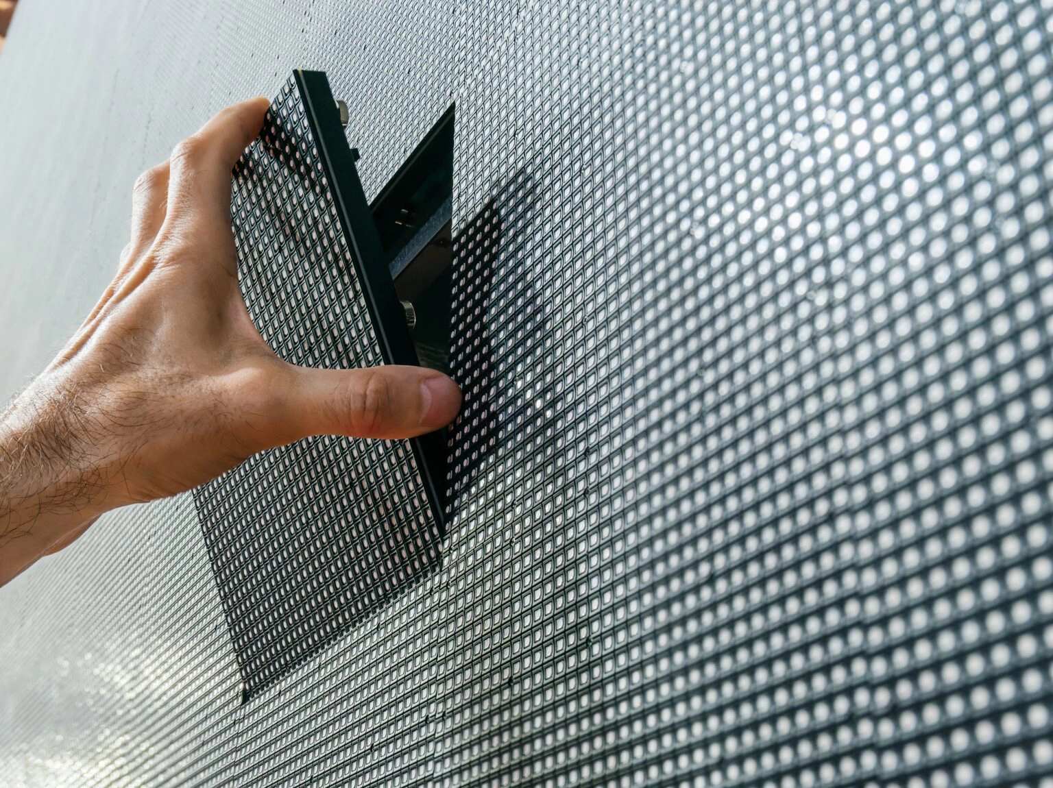 Módulo LED em manutenção por técnico da Dynamic Screen