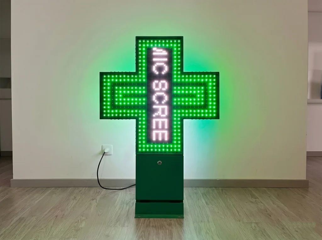 Cruz de farmácia LED Low-Cost com iluminação verde.