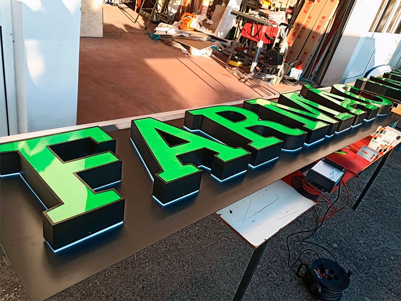 Letras 3D com face em acrílico verde translúcido e iluminação frontal LED de alta intensidade para fachada de farmácia.