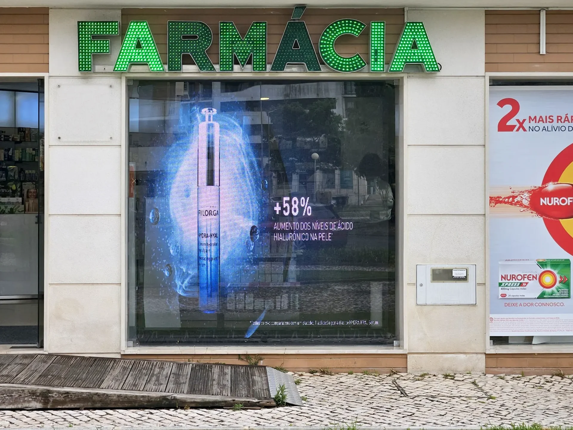 LED Transparente Dynamic Screen na Farmácia Freitas