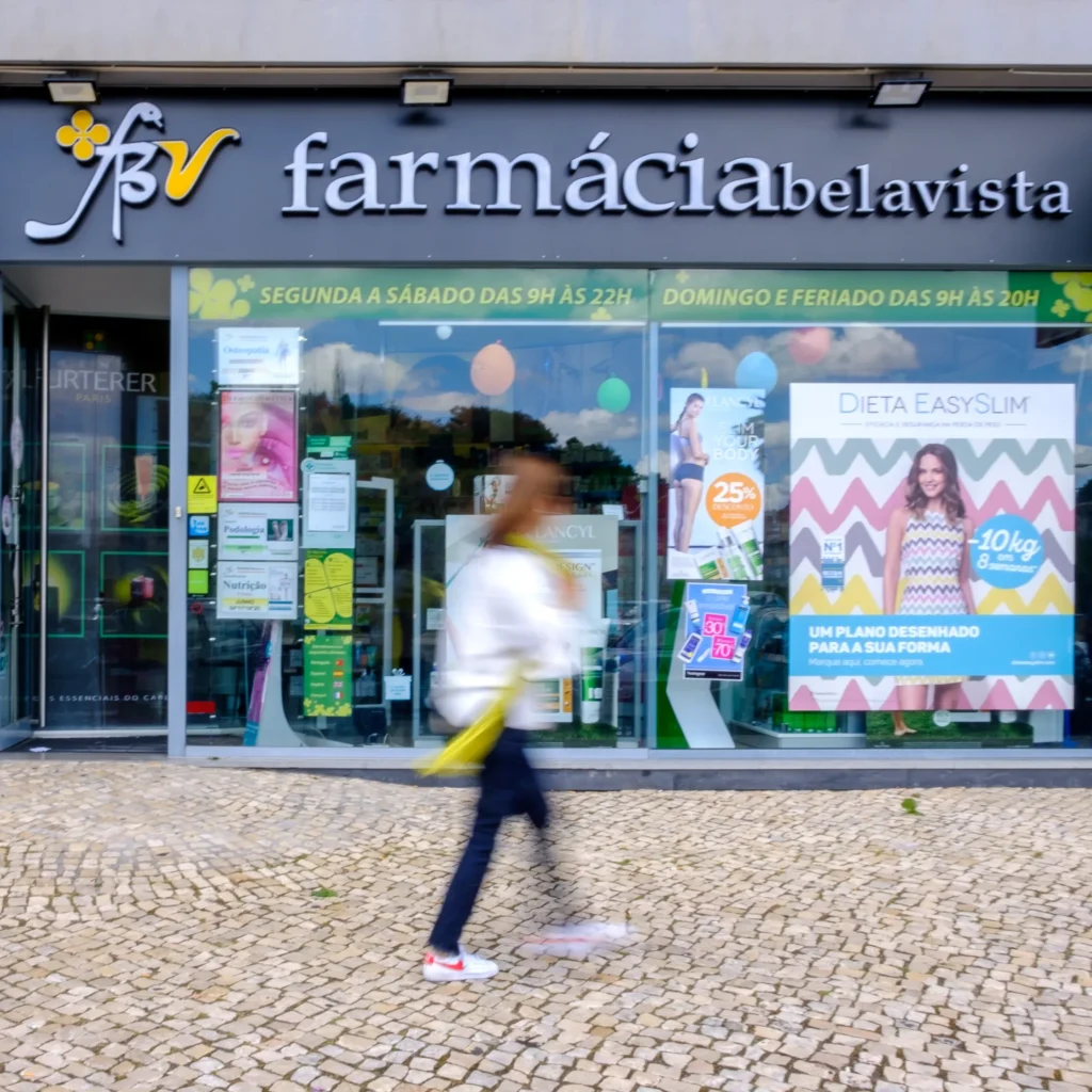 Letras monobloco retroiluminadas e sinalética exterior de alta durabilidade.