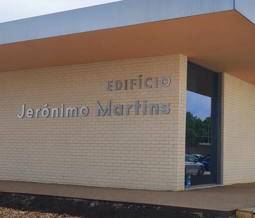 Letras corpóreas em aço inox escovado sem iluminação para fachada institucional do Edifício Jerónimo Martins.