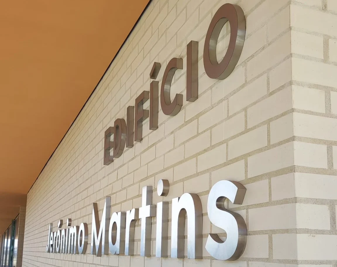 Letras 3D em aço inox escovado sem iluminação.