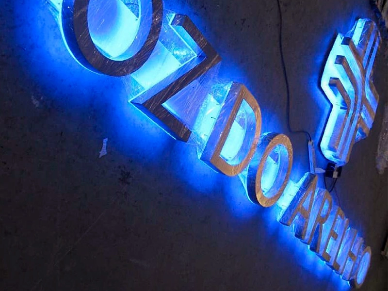 Letras corpóreas em aço inox escovado com retroiluminação LED azul (efeito halo) para Foz do Arelho.
