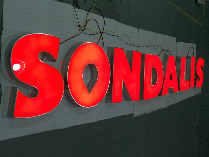 Logótipo corpóreo em alumínio lacado vermelho com acabamento mate e iluminação LED frontal para Sondalis.