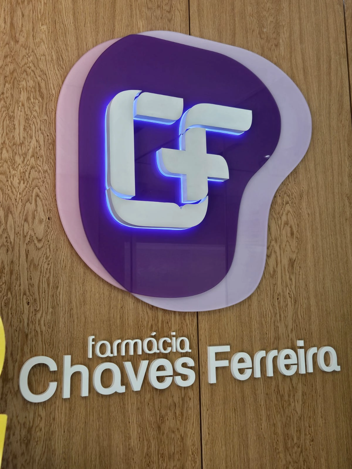 Logótipo 3D iluminado instalado em farmácia pela Dynamic Screen